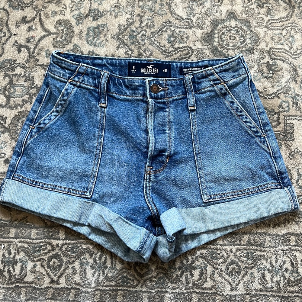 Hollister High-rise mom short 3”
